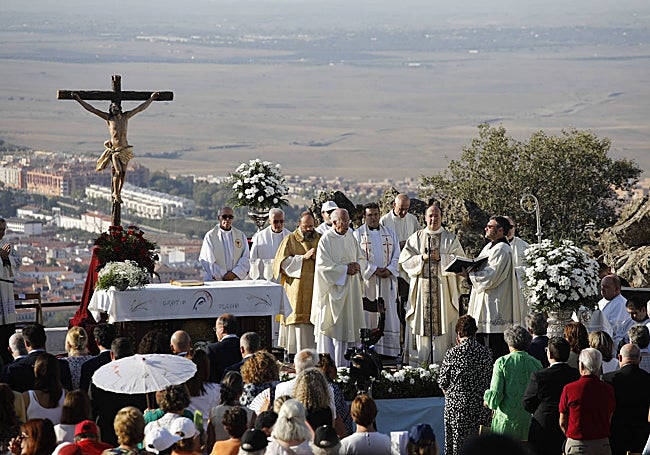 El Cristo de la Salud, al fondo, en la zona del altar que se montó en la explanada.