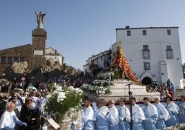 La patrona se dirige acompañada por los hermanos de la Cofradía de la Montaña hacia el templete.