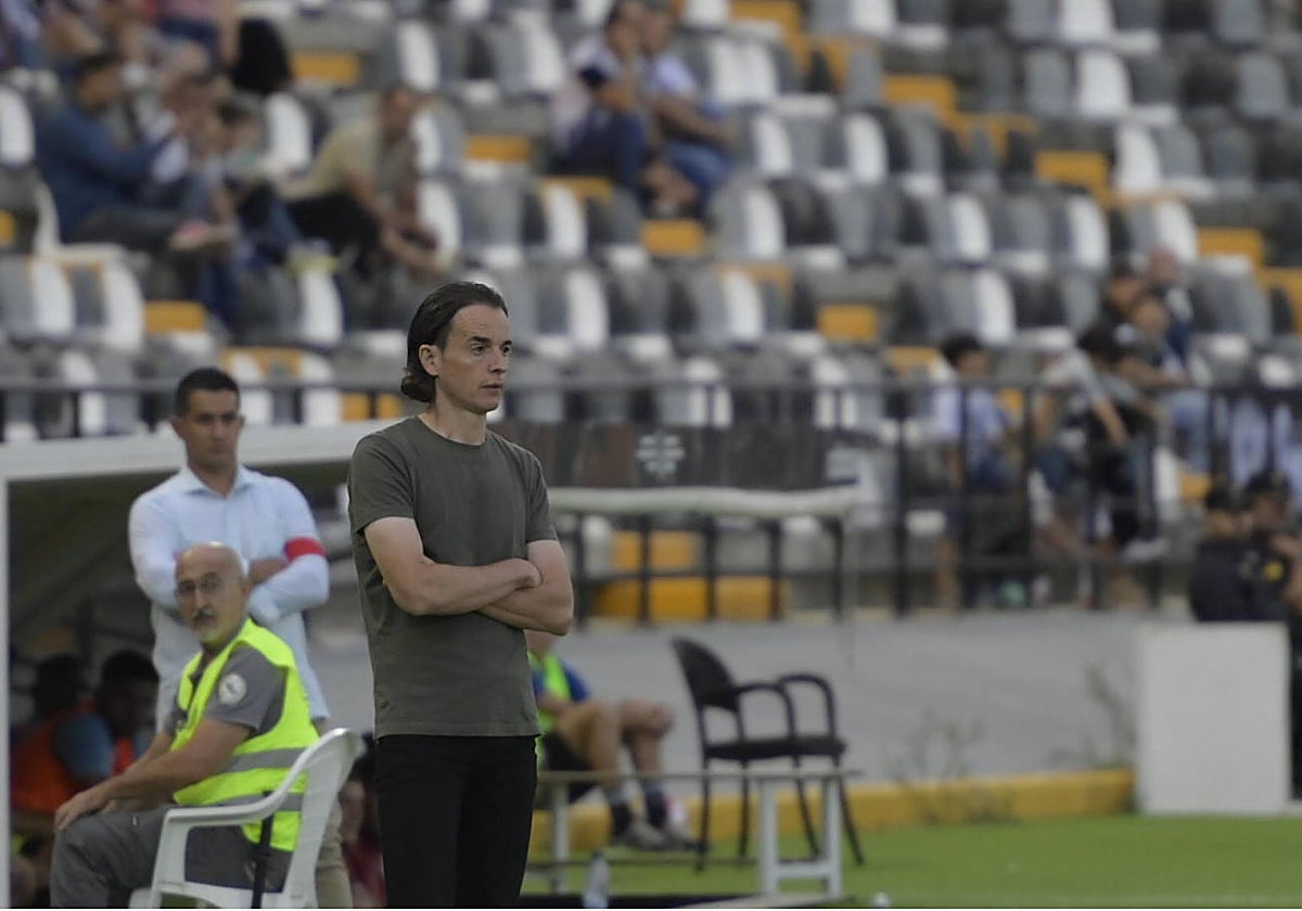 Tenorio, pensativo durante el partido ante el Unión Adarve.