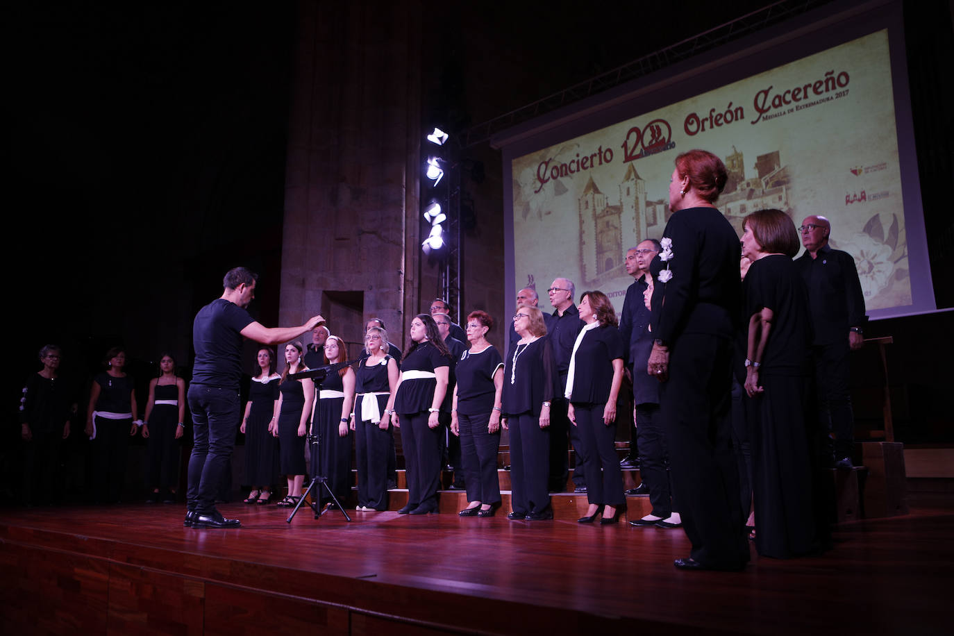 La agrupación Coral de Don Benito participó en el concierto aniversario del Orfeón Cacereño.
