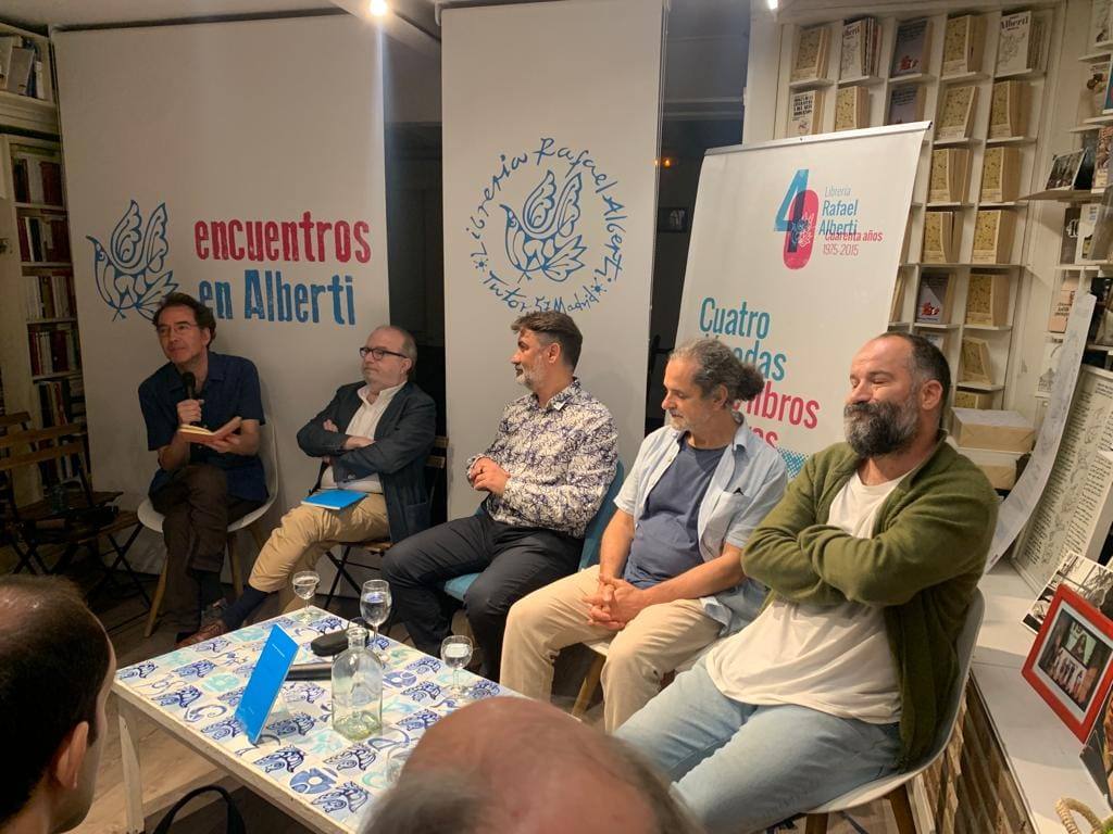 El poeta José María Cumbreño presentó en la librería Alberti de Madrid el poemario 'Los mapas transparentes'