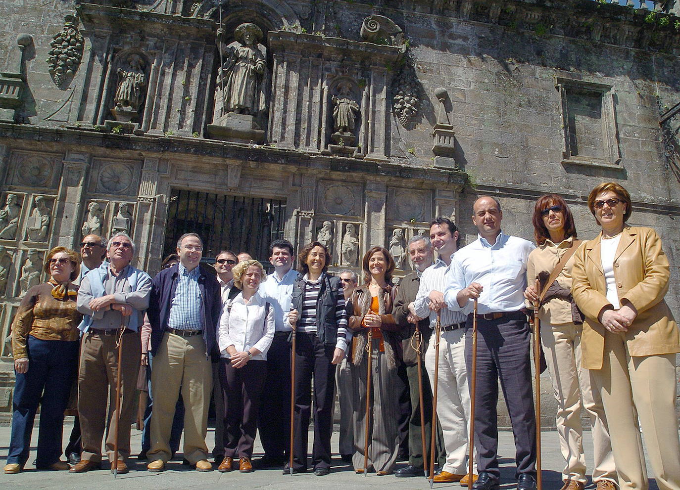 Santiago de Compostela y Cáceres forman parte del grupo de Ciudades Patrimonio de la Humanidad de España. En esta imagen de 2004, el entonces alcalde cacereño José María Saponi hace la última etapa del Camino con los alcaldes de Santiago, Alcalá de Henares, Córdoba, Ávila, Cuenca e Ibiza.