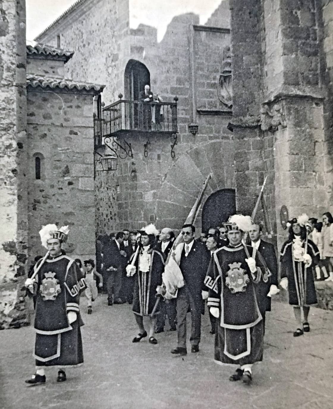 Imagen de la procesión cívica de vuelta de la Iglesia de Santiago de los Caballeros camino de un refrigerio en la Torre de Bujaco.