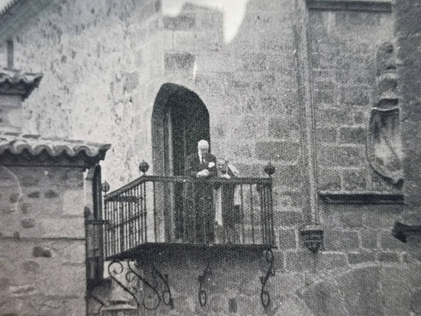 En la fotografía del hermanamiento aparecen los entonces dueños del Palacio de Carvajal: María Dolores Carvajal y su marido Álvaro Cavestany. Ella murió tres años después de esa foto y él a los cuatro años.