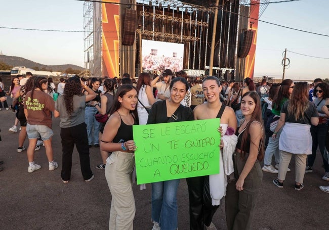 Jóvenes esperando la actuación de Quevedo.