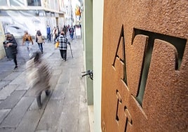 Cartel a la entrada de un edificio de apartamentos turísticos en el centro de Cáceres.