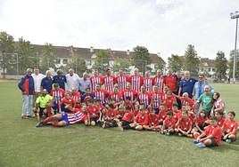 Foto de familia de las Leyendas del Atlético.