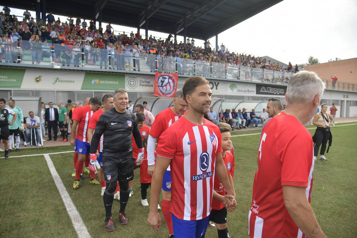 Leyendas colchoneras y del Badajoz ponen el broche al congreso de peñas del Atlético