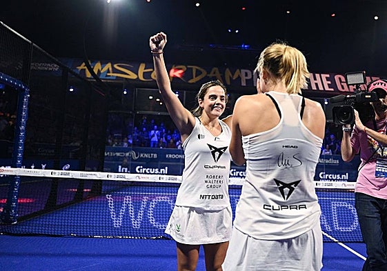 Paula Josemaría celebra junto a su compañera Ariana Sánchez el triunfo.