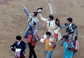 'El Fandi', Perera y 'Juanito', a hombros en la plaza de Fregenal.