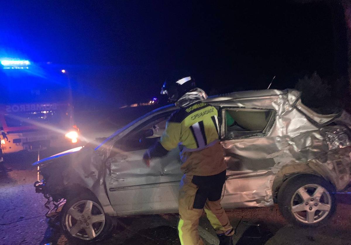 Los bomberos del Cpei tuvieron que retirar el vehículo, que obstaculizaba el paso tras volcar sobre su lateral izquierdo.