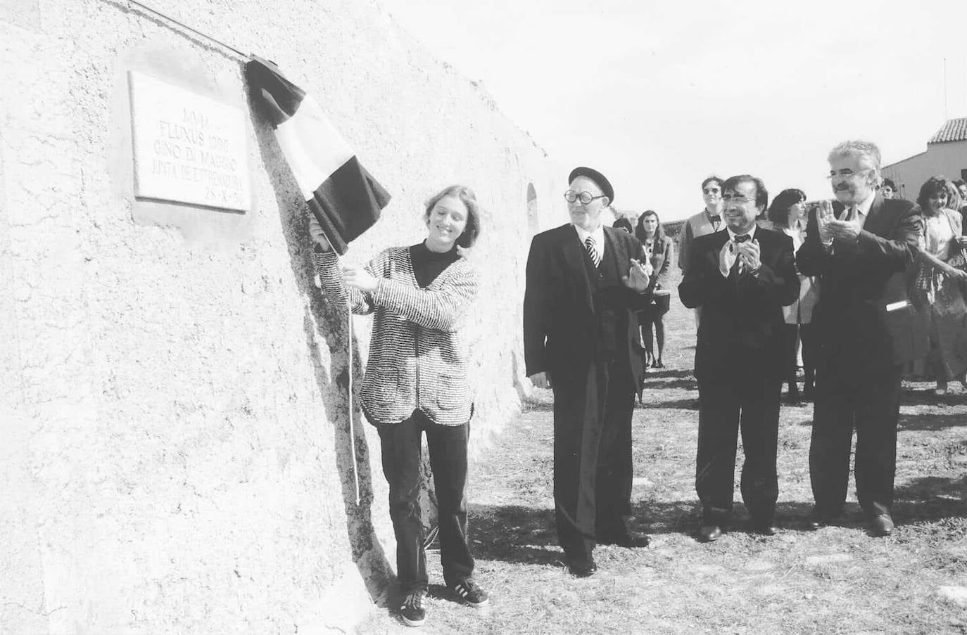 1996. Placa conmemorativa del comienzo de las obras de ampliación del Museo Vostell. Presencian el momento el artista alemán, el consejero Francisco Muñoz y Gino di Maggio. 