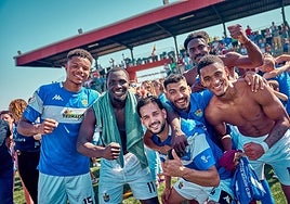 Los jugadores del Hernán Cortés celebran el pase a la ronda de las ilusiones tras eliminar al Sauzal canario.