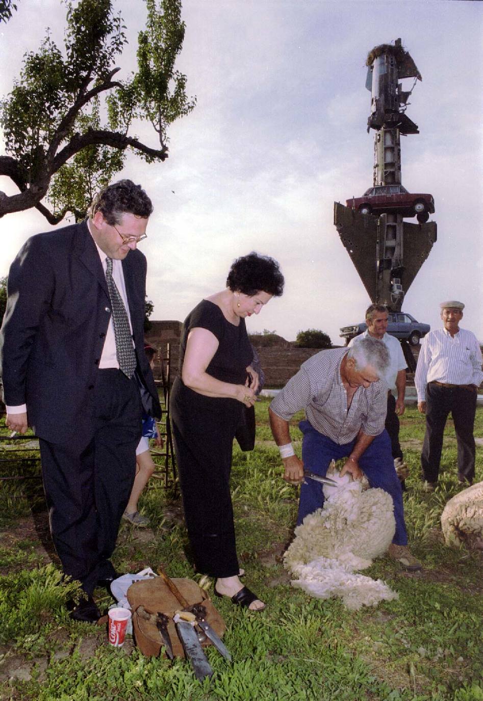 Mercedes Vostell, durante una jornada de esquileo en el exterior del museo, en 1999. 