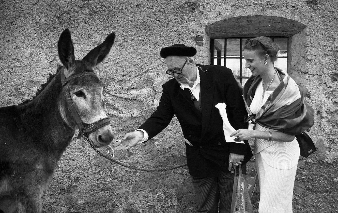 El artista alemán Wolf Vostell dando de comer a un burro en mayo de 1994, cuatro años antes de morir. 