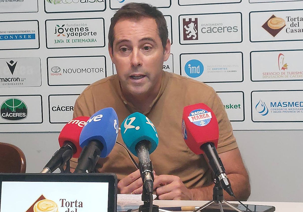 Alberto Blanco, director general deportivo del Cáceres, en la rueda de prensa de este martes.