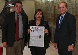 En el centro, Mar Domínguez, directora de HOY, entre Luis García Montero, director del Instituto Cervantes e Ignacio Ybarra, presidente de Vocento