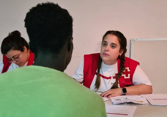 Personal de Cruz Roja atiende a los migrantes en el centro de Mérida.