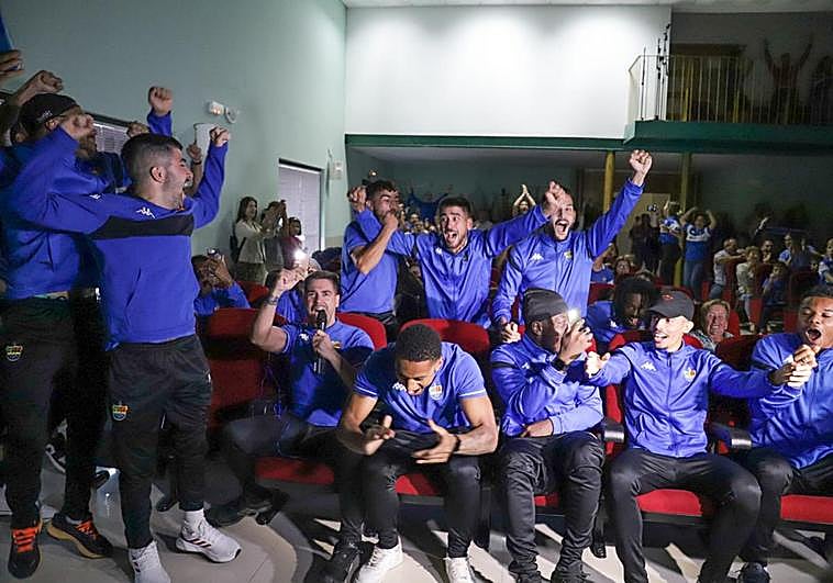 Los jugadores celebran al conocer que el betis será su rival de la Copa del Rey.