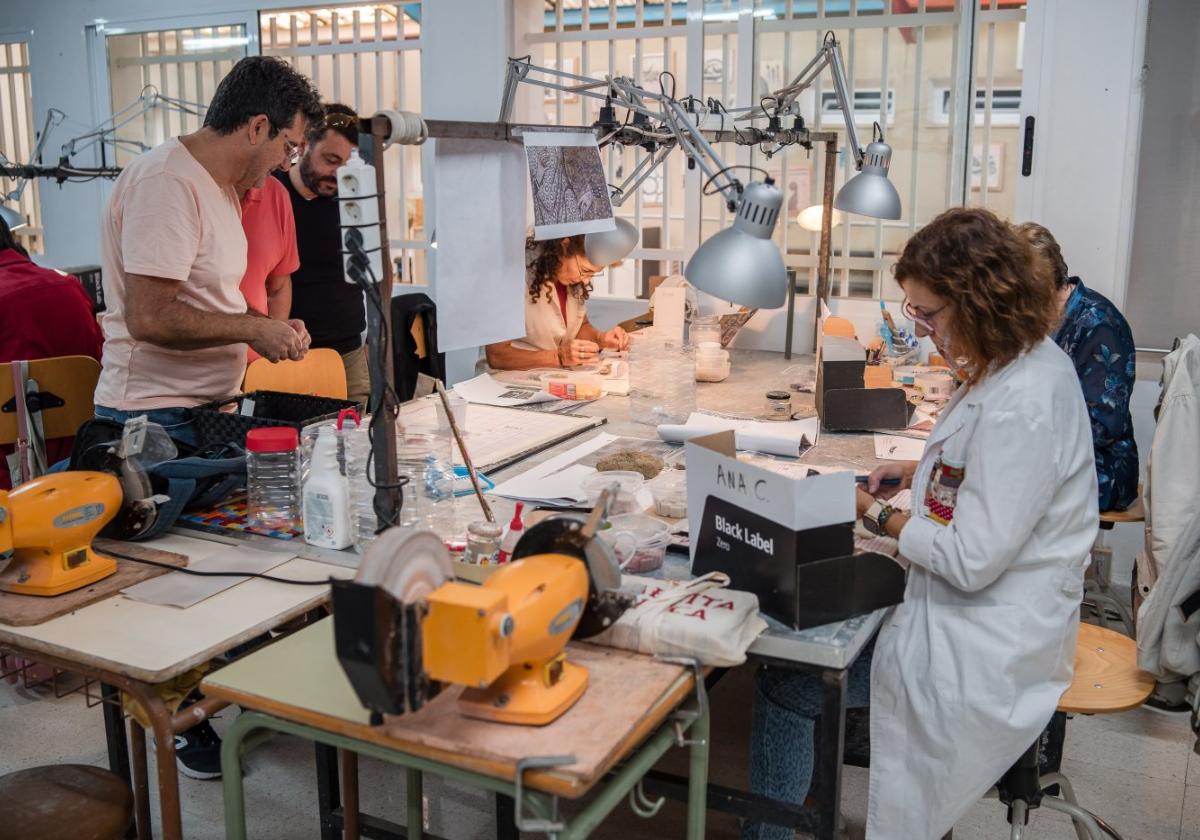 Estudiantes de la Escuela de Arte y Superior de Diseño en el taller de mosaicos.