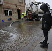 Las fuertes lluvias anegan algunas calles del barrio de Las Moreras en Badajoz