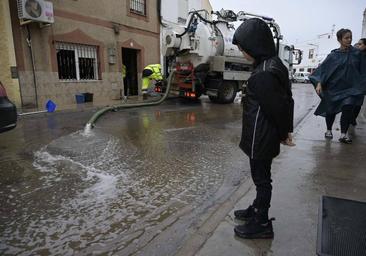 Las fuertes lluvias anegan algunas calles del barrio de Las Moreras en Badajoz