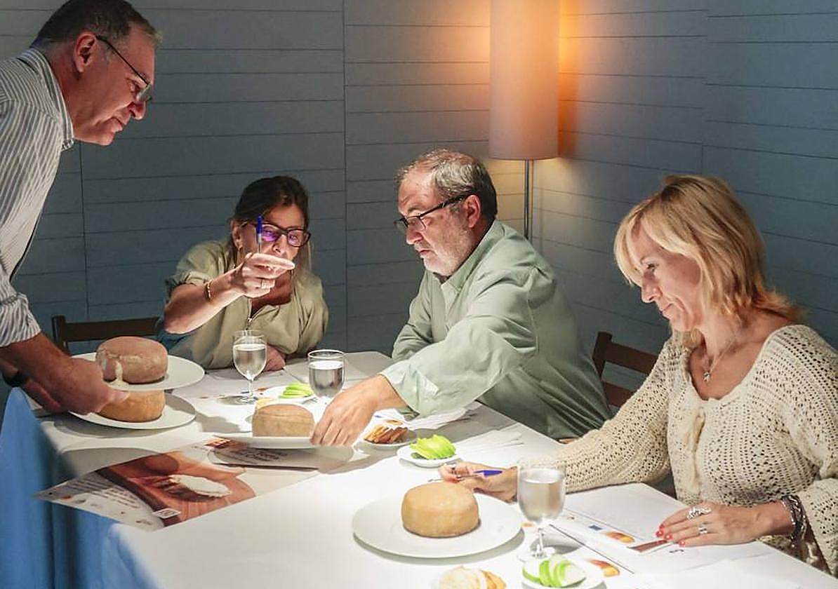 Un momento de la cata de tortas del Casar .