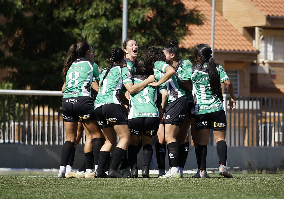 Las jugadoras del Sport Extremadura celebran un tanto esta temporada.
