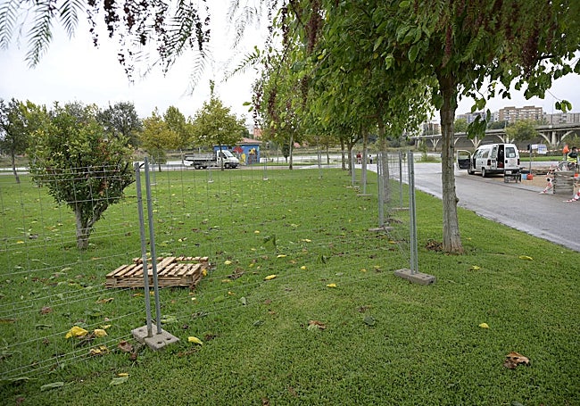 Recinto acotado en el parque del río para construir una pista deportiva.