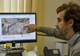 Carlos Urueña señala un mapa de la ciudad en su ordenador en una imagen de archivo.