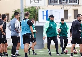 Iñaki Alonso dirigiendo el entrenamiento de este viernes.