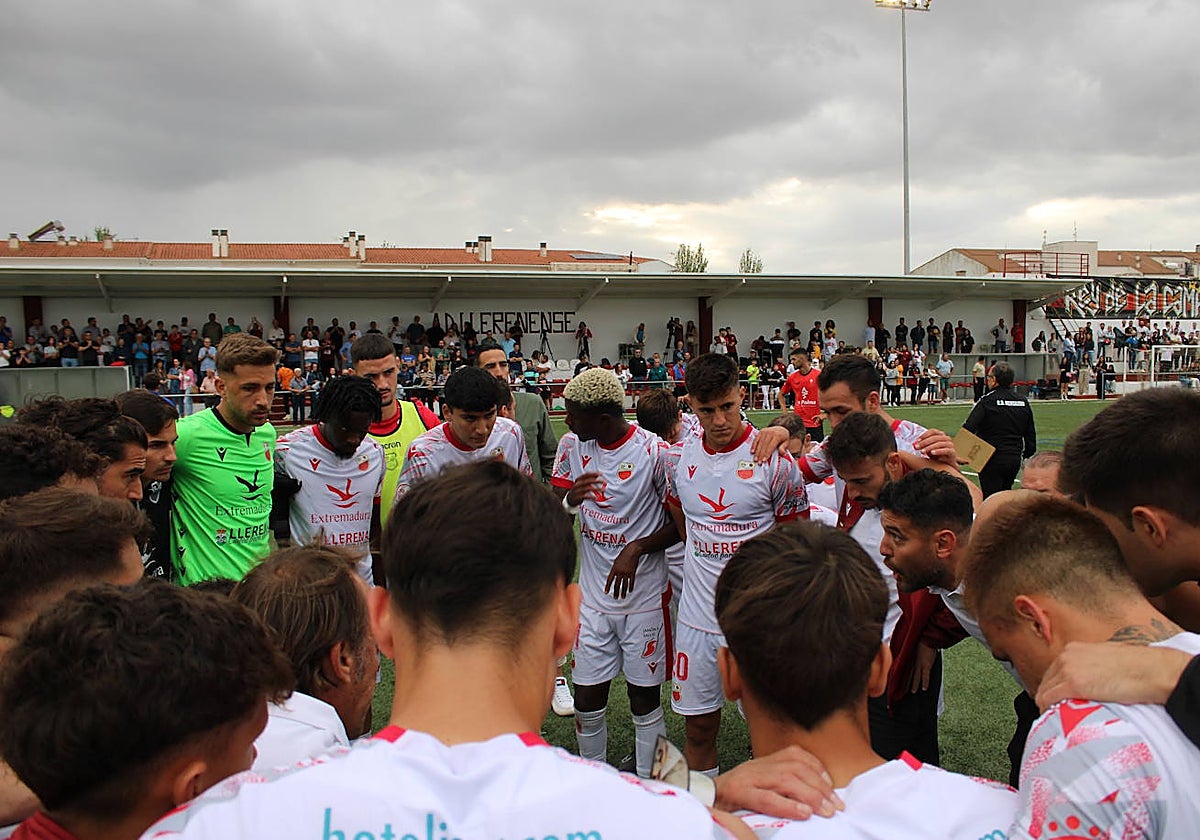 La plantilla del Llerenense recibe instrucciones de su entrenador.