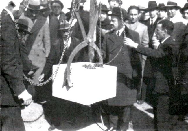 Año 1934. Colocación de la primera piedra del edificio del Gobierno Civil (ahora Subdelegación del Gobierno), en la avenida de Mayo. El alcalde Antonio Canales, con sombrero, está detrás de la piedra, a la izquierda.