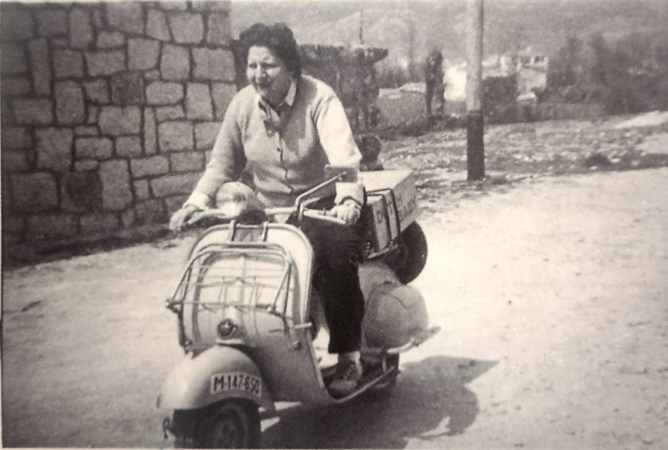 En 1958, repartiendo libros de la Biblioteca Infantil Ambulante en pueblos de Madrid.