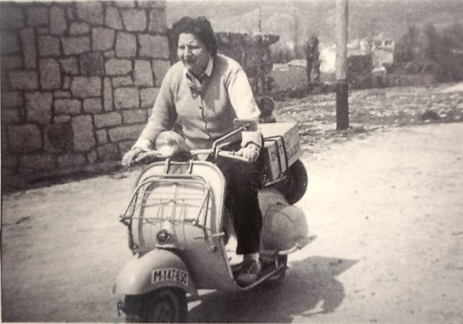 En 1958, repartiendo libros de la Biblioteca Infantil Ambulante en pueblos de Madrid.