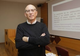 Lluís Ballester tras su intervención en el seminario impartido en la Casa de la Mujer en Cáceres.