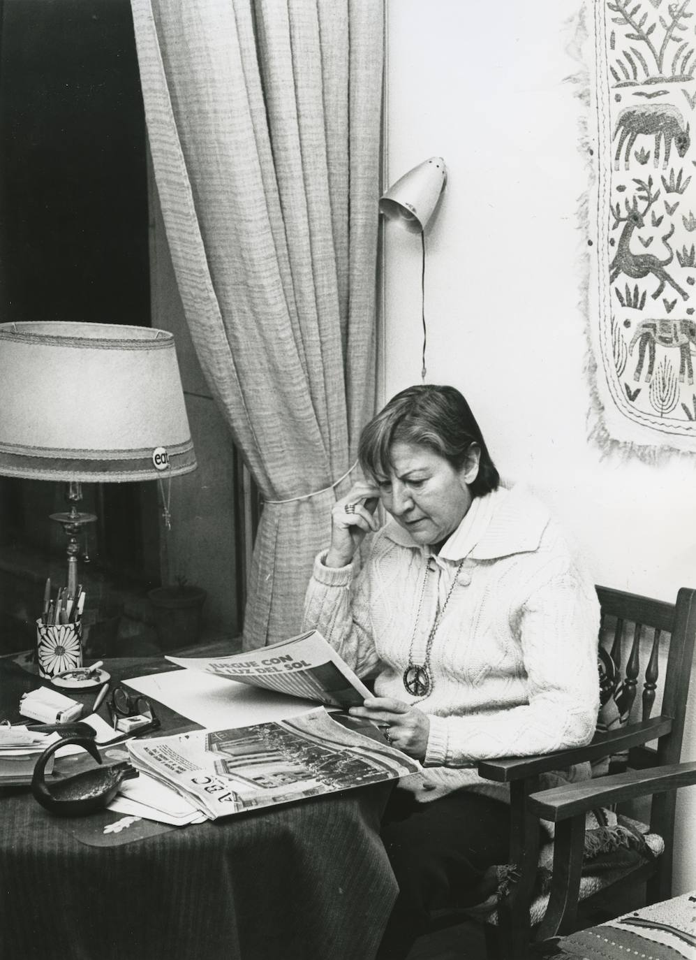 1972. Leyendo la prensa en su casa de la calle Alberto Alcocer, que le dejo Phyllis en usufructo.