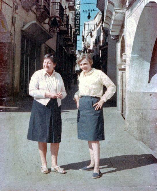 Gloria Fuertes y su pareja Phyllis Turnbull en la Plaza Mayor de Cáceres, de fondo la calle Pintores.