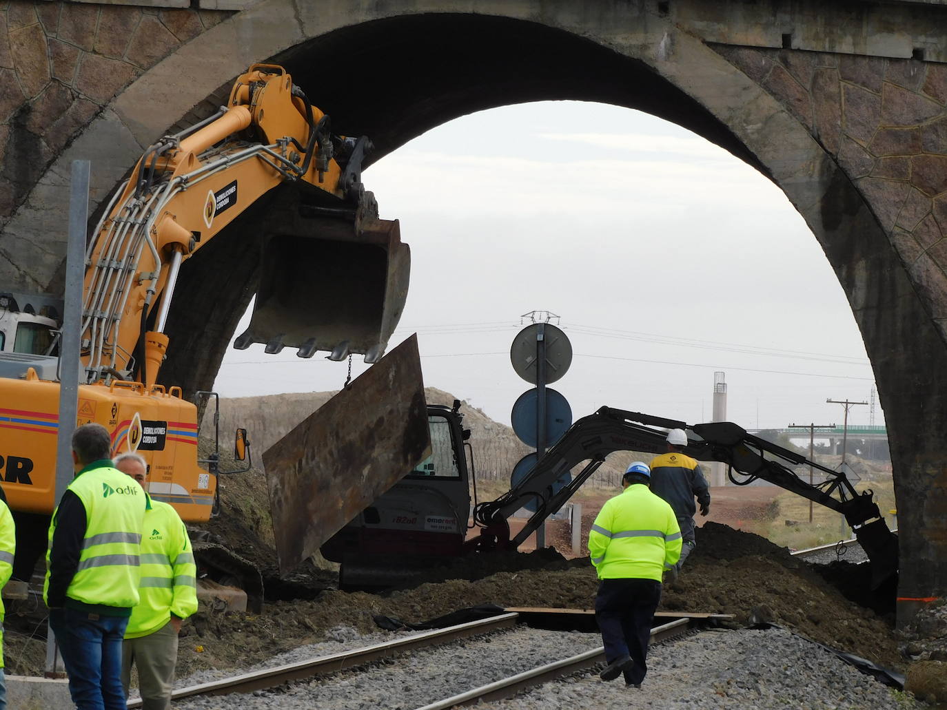 Así ha sido la demolición del puente de la N-V, en Navalmoral