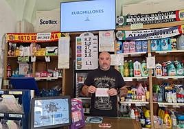 Alfredo Barahona, esta mañana, en el Comercio Marciala, que regenta en la calle Corredera.