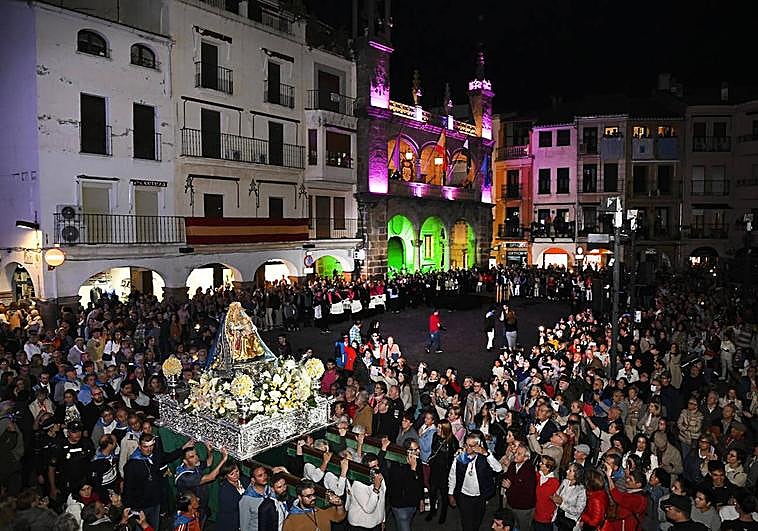 Aspecto de la Plaza Mayor en la entrada de la Virgen del Puerto en la Plaza Mayor.