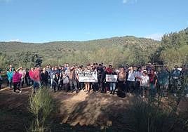 Asistentes a la concentración ciudadana en Las Herrerías, este viernes.