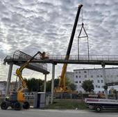 Empiezan a desmantelar la pasarela peatonal de La Paz de Navalmoral por las obras del tren