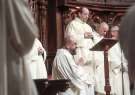 Jesús Pedro Rodríguez (en primer plano) es el último diácono que se ha incorporado a la Diócesis. En la foto aparece junto al obispo en la Concatedral de Santa María.