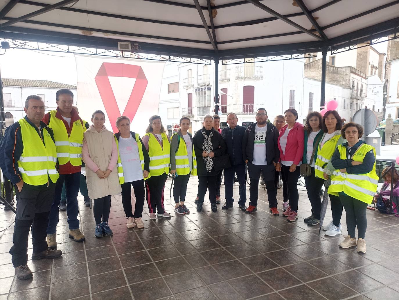 Unas 400 personas participan en la V Marcha Rosa de Alburquerque