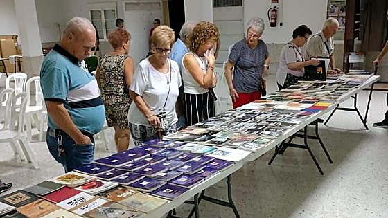 'De la luna libros' dona obras por su 30 cumpleaños