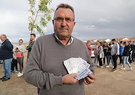 Ricardo fue el primero en comprar entradas para el partido.