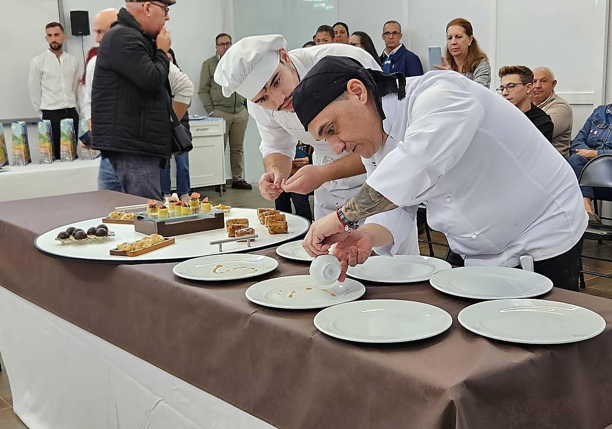 Imagen principal - El orden de presentación de platos ha sido Lorenzo Pino en primer lugar, Antonio Luis Falcón y Pablo Elcano por último.