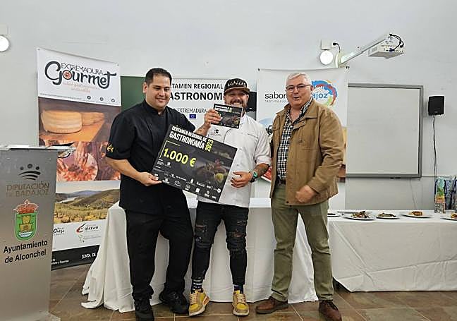 Ezequiel Euliarte y Antonio Luis Falcón, de Agallas, reciben el primer premio del alcalde alconchelero Óscar Díaz.