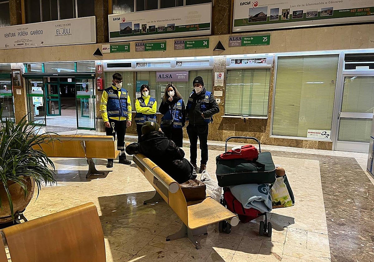 Las estaciones de autobuses suelen ser lugar para pernoctar de las personas sin hogar.